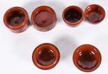 Diversas peças, sendo: par de vasos de lacca, 4... - Diversas peças, sendo: par de vasos de lacca, 4 vasos de cloisonné, pequena potiche, caixa de porcelana, bule, bowl azul, 3 caixas, pequenos ovos.