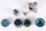 Diversas peças, sendo: par de vasos de lacca, 4... - Diversas peças, sendo: par de vasos de lacca, 4 vasos de cloisonné, pequena potiche, caixa de porcelana, bule, bowl azul, 3 caixas, pequenos ovos.