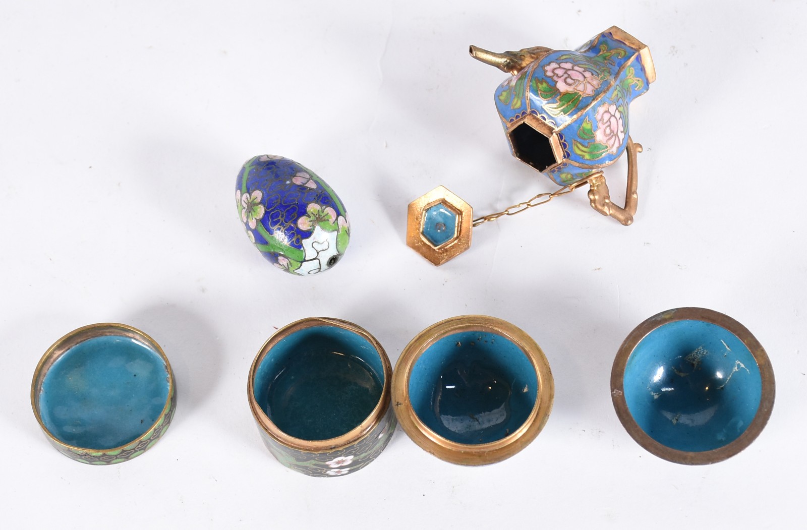 Diversas peças, sendo: par de vasos de lacca, 4 vasos de cloisonné... - foto 5 de 6