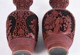 Diversas peças, sendo: par de vasos de lacca, 4... - Diversas peças, sendo: par de vasos de lacca, 4 vasos de cloisonné, pequena potiche, caixa de porcelana, bule, bowl azul, 3 caixas, pequenos ovos.