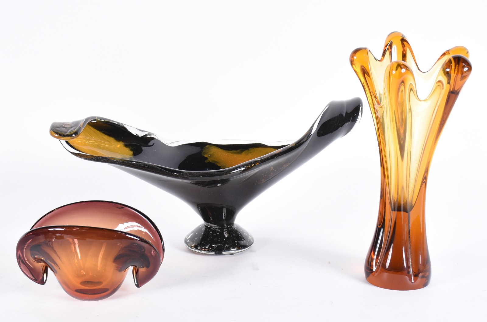 Três peças de vidro decorativo, sendo: centro de mesa, vaso e... - foto 1 de 6