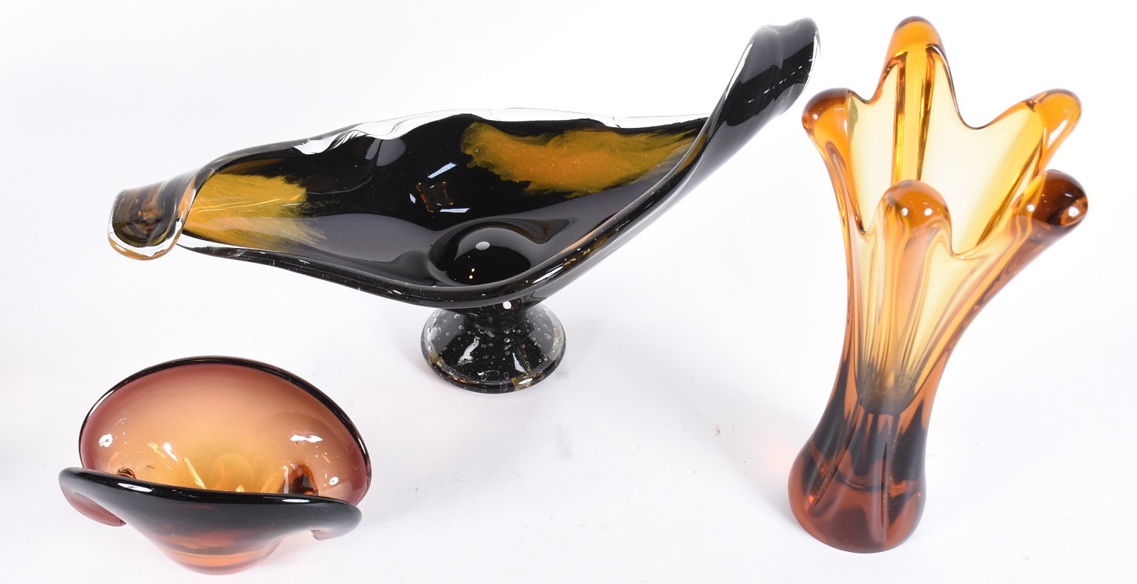 Três peças de vidro decorativo, sendo: centro de mesa, vaso e... - foto 2 de 6