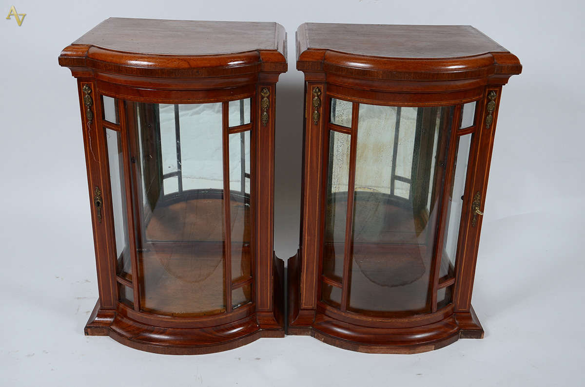 Par de pequenas vitrines em madeira nobre e vidro. Med. 41 x 46 cm... - foto 1 de 2