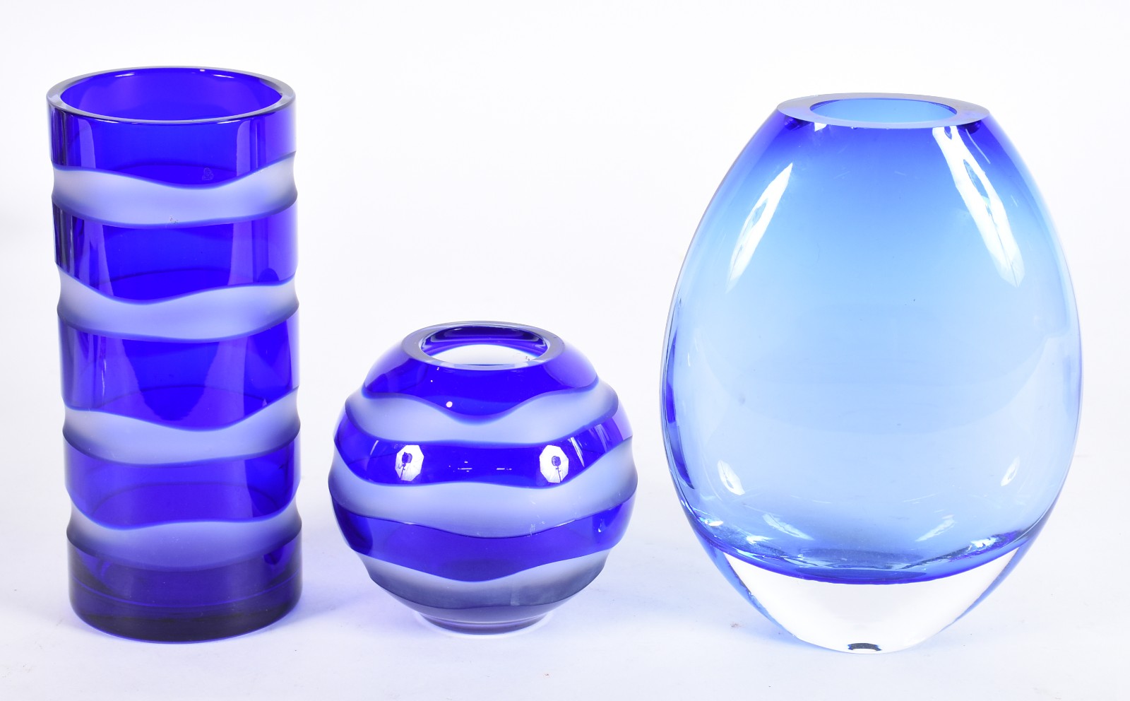 Três vasos azuis de cristal, marca na base da cristalerie. - foto 1 de 7
