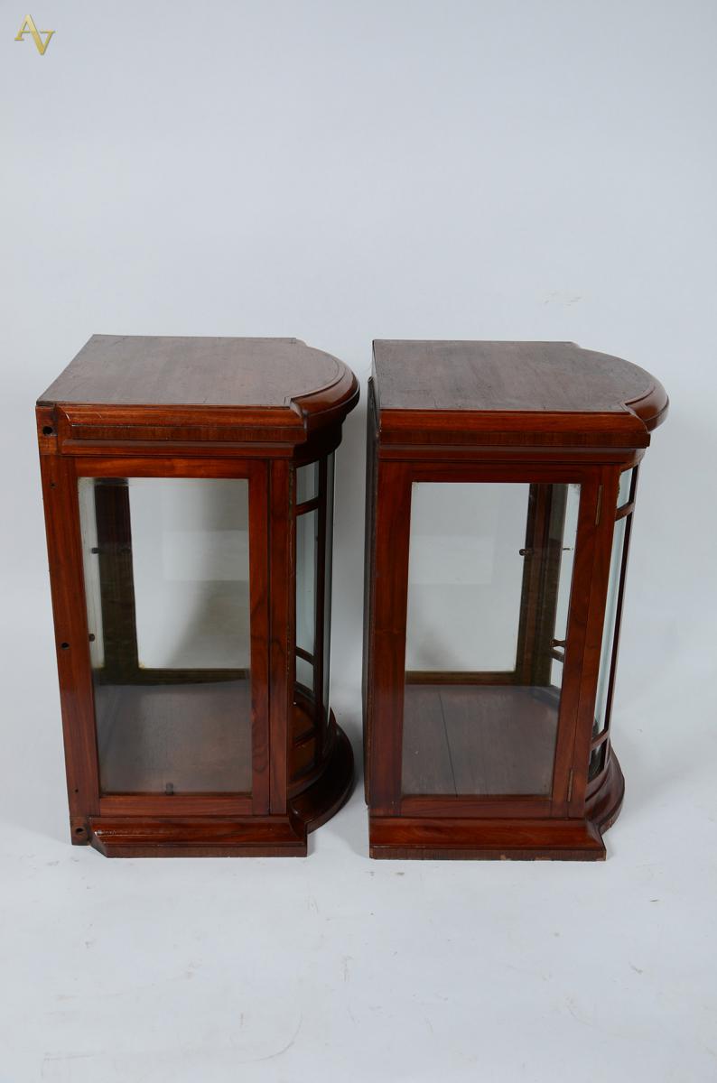 Par de pequenas vitrines em madeira nobre e vidro. Med. 41 x 46 cm... - foto 2 de 2