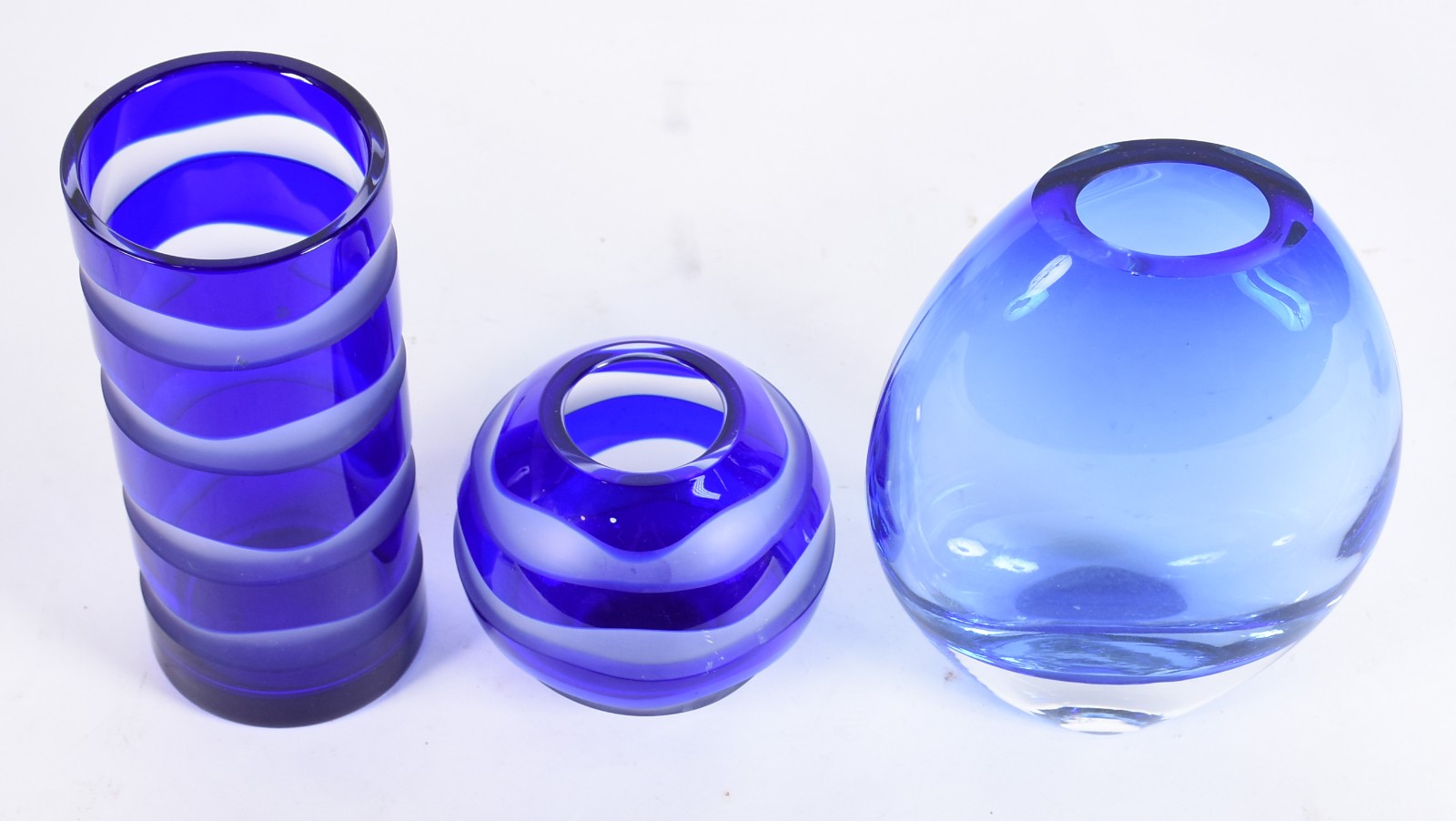 Três vasos azuis de cristal, marca na base da cristalerie. - foto 2 de 7
