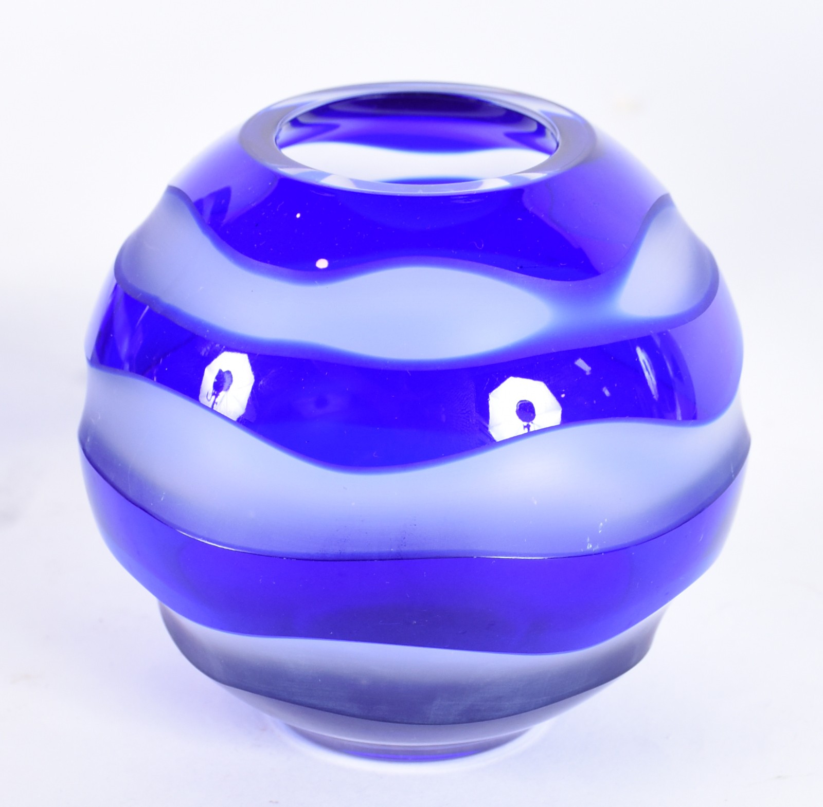 Três vasos azuis de cristal, marca na base da cristalerie. - foto 4 de 7