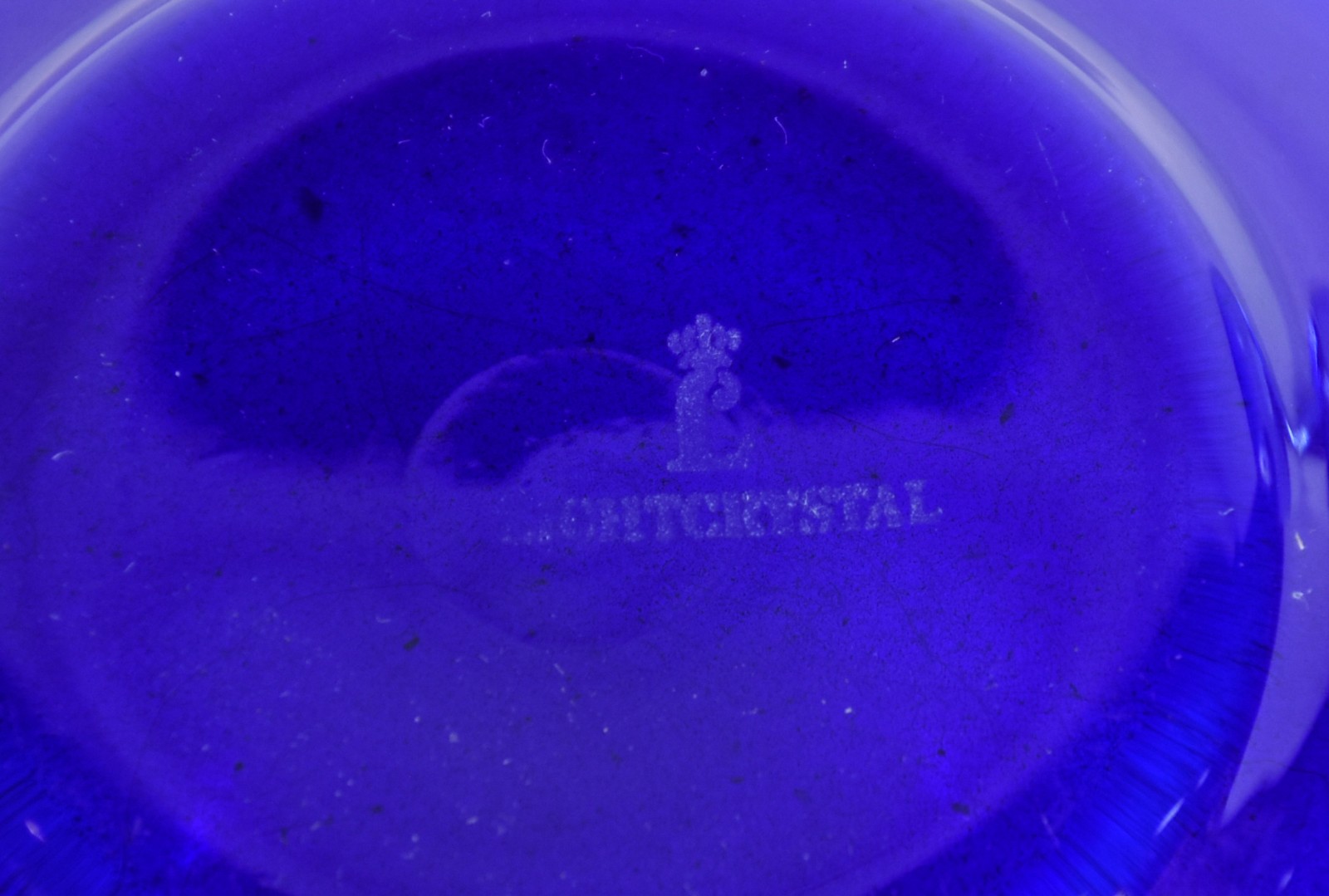 Três vasos azuis de cristal, marca na base da cristalerie. - foto 7 de 7
