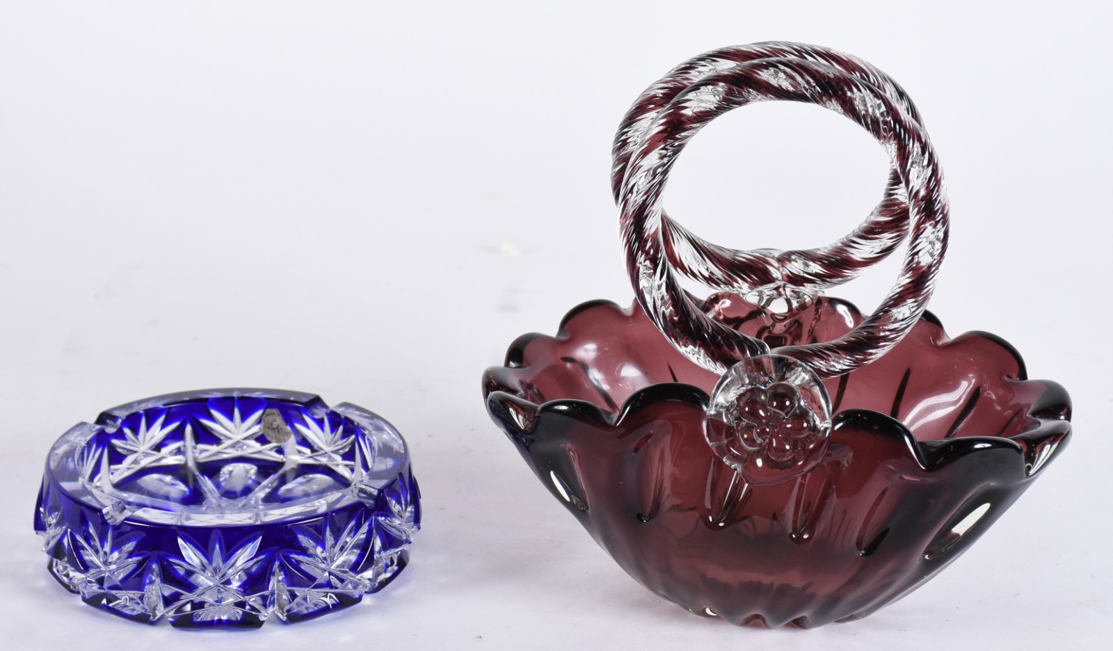 Duas peças , sendo: cesta de murano e cinzeiro doublé azul. - foto 1 de 5