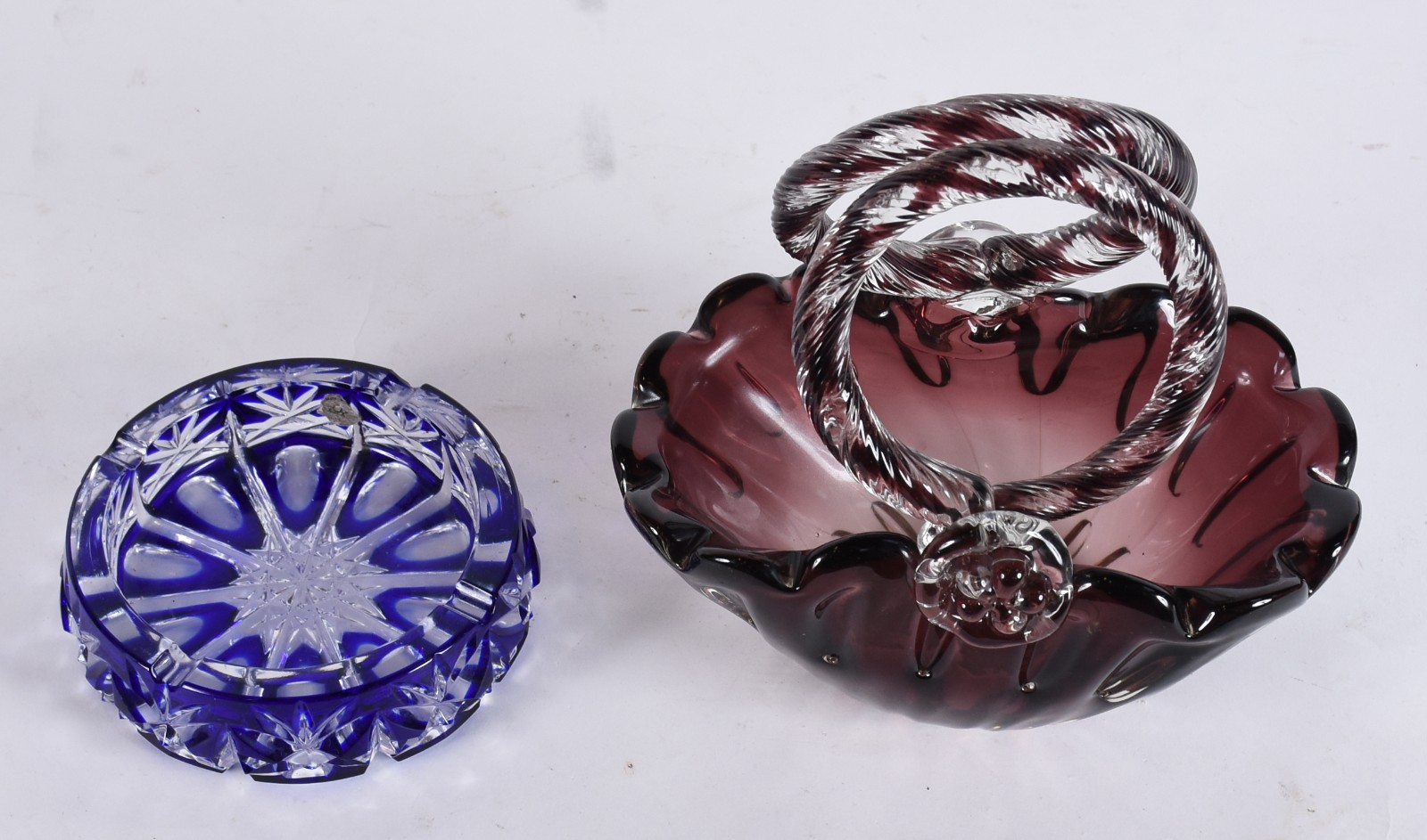 Duas peças , sendo: cesta de murano e cinzeiro doublé azul. - foto 2 de 5