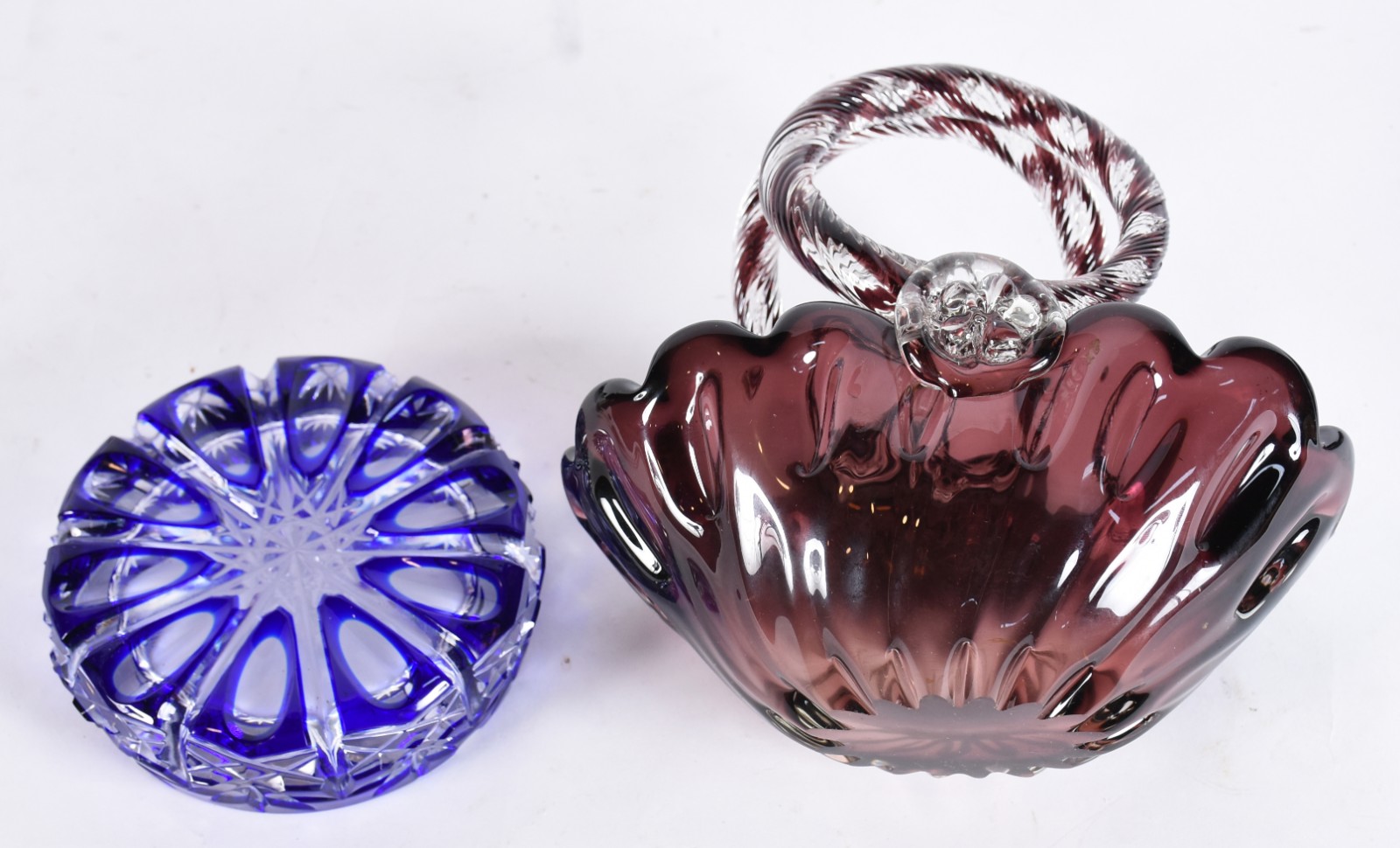Duas peças , sendo: cesta de murano e cinzeiro doublé azul. - foto 4 de 5