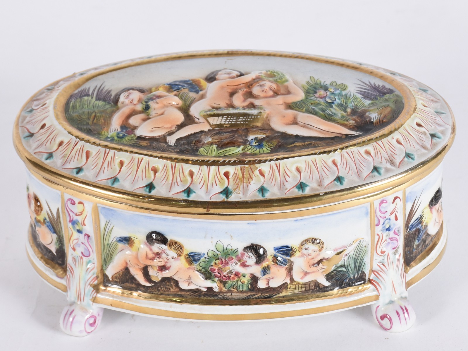 Caixa de porcelana italiana, querubins em relevo e policromia. - foto 1 de 4