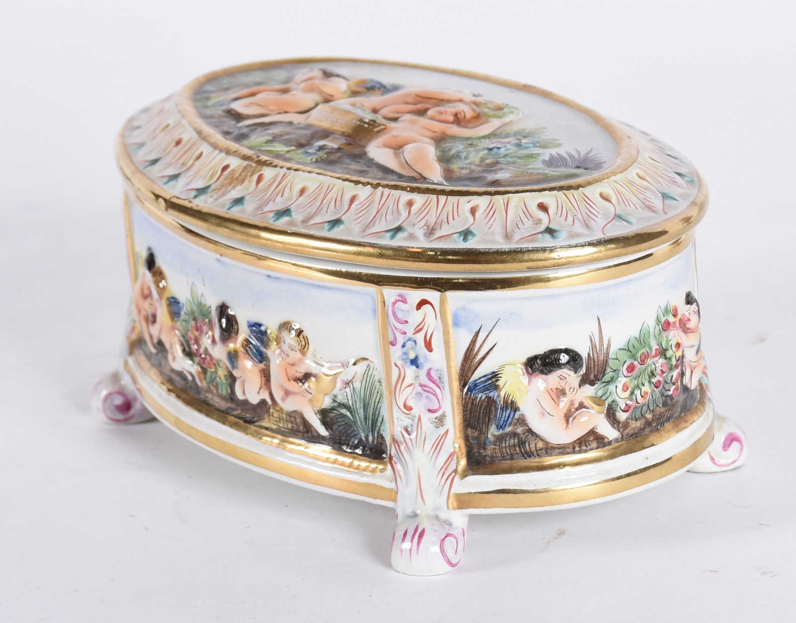 Caixa de porcelana italiana, querubins em relevo e policromia. - foto 2 de 4