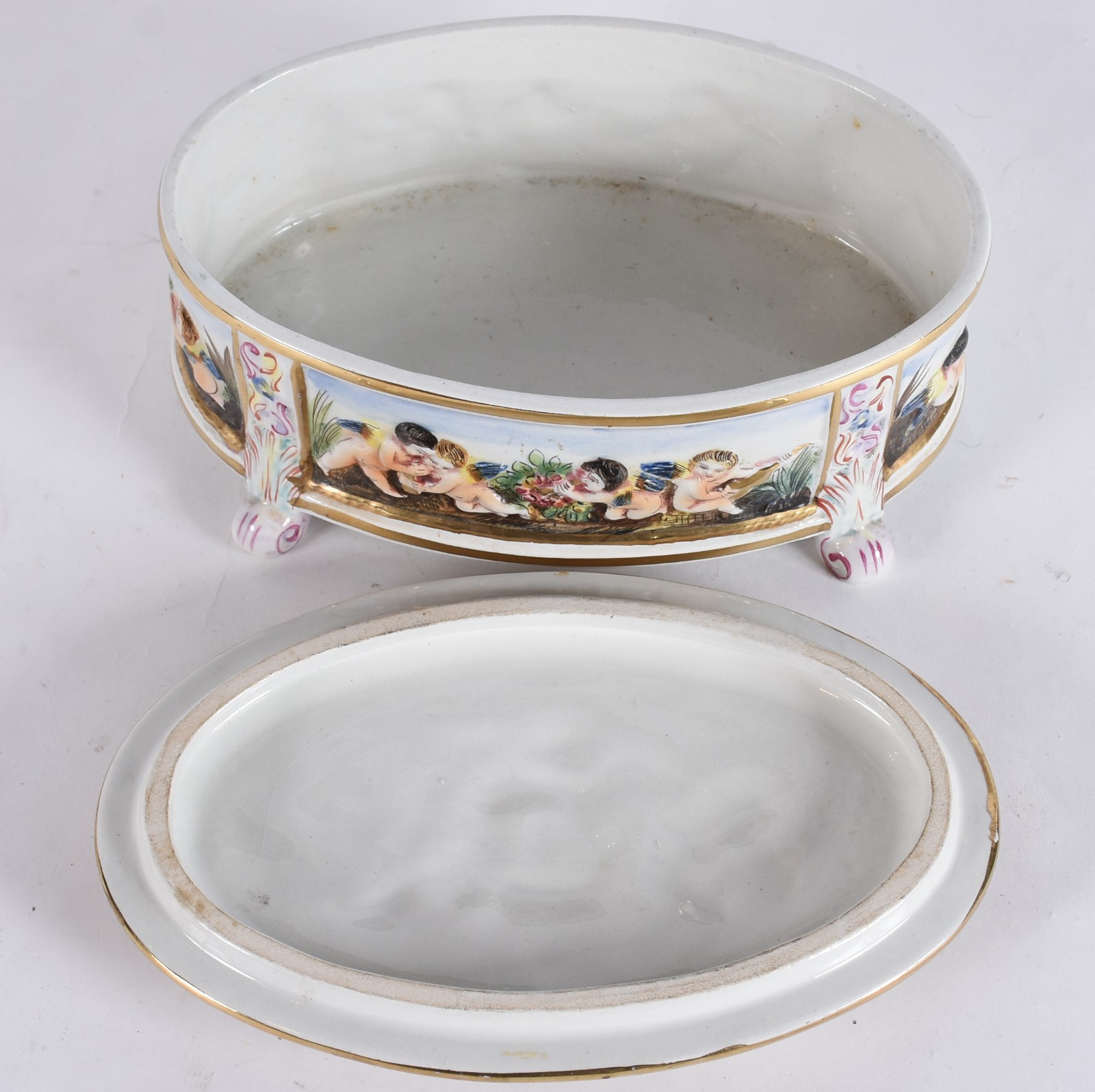 Caixa de porcelana italiana, querubins em relevo e policromia. - foto 3 de 4