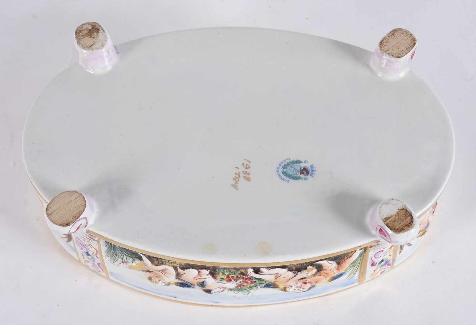 Caixa de porcelana italiana, querubins em relevo e policromia. - foto 4 de 4