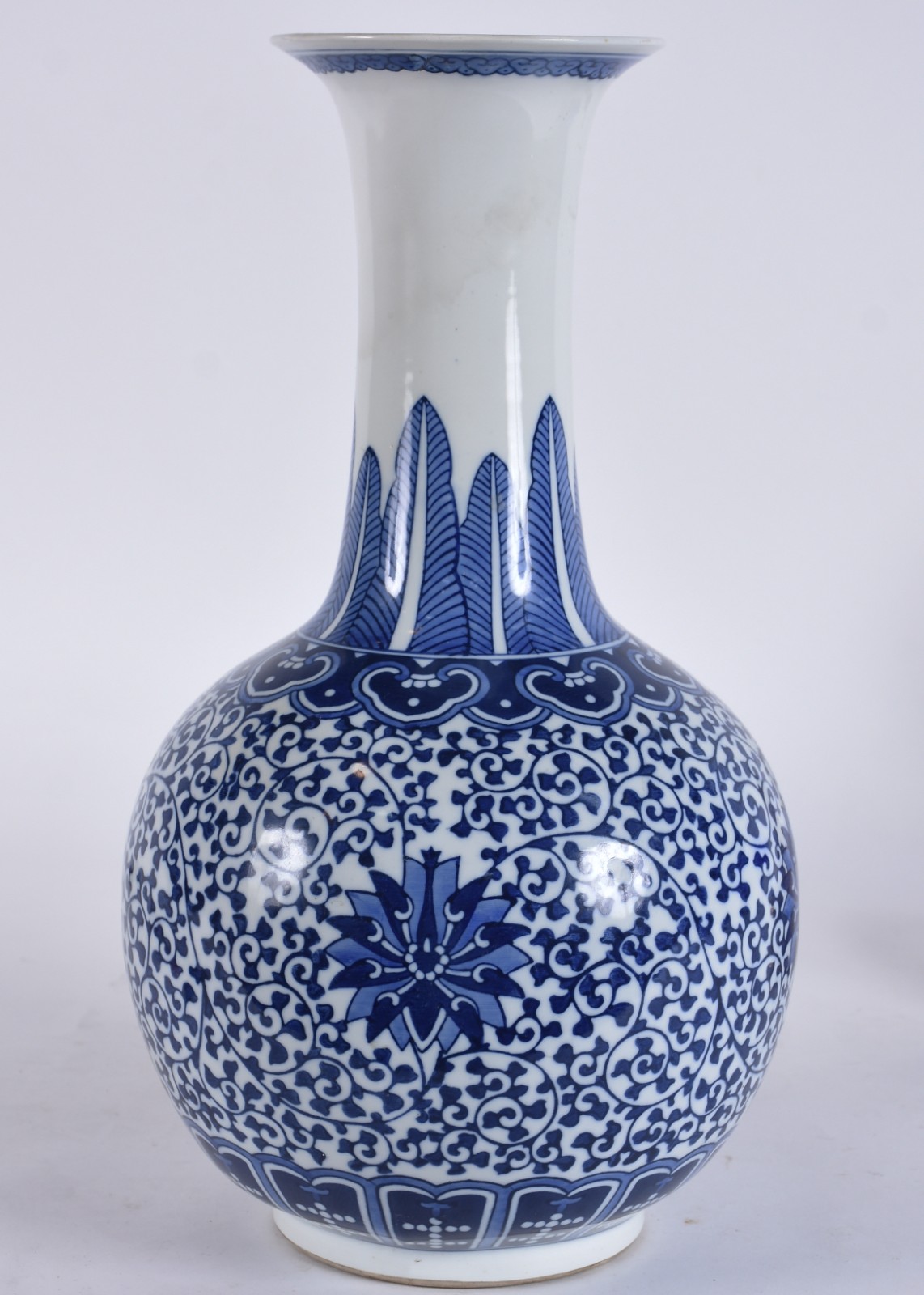 Vaso de porcelana azul e branca, restauro na borda. - foto 1 de 5