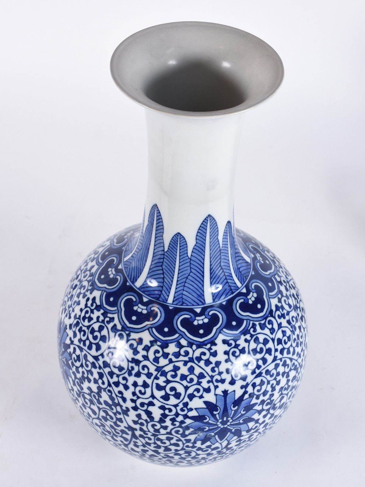 Vaso de porcelana azul e branca, restauro na borda. - foto 2 de 5