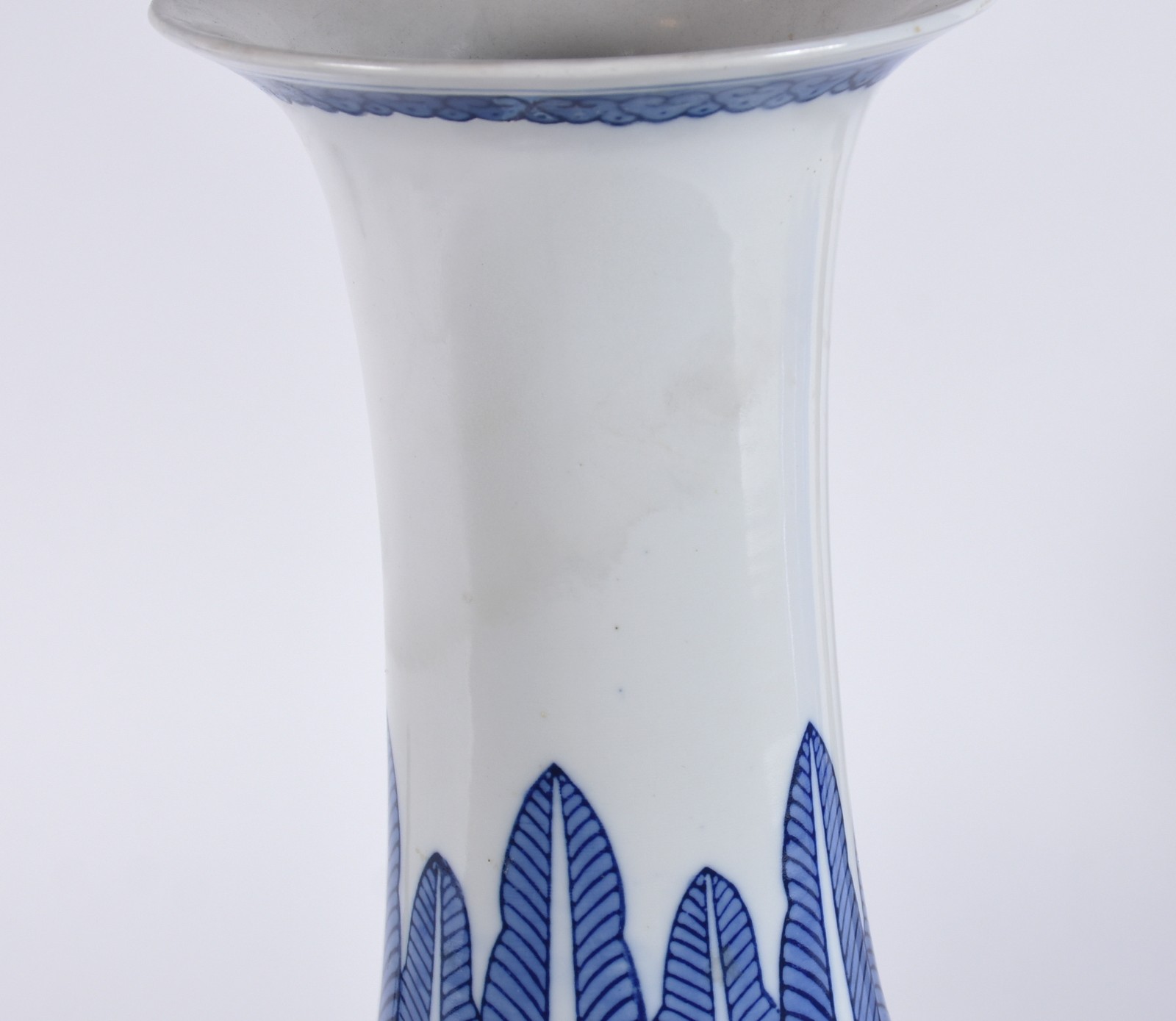 Vaso de porcelana azul e branca, restauro na borda. - foto 3 de 5