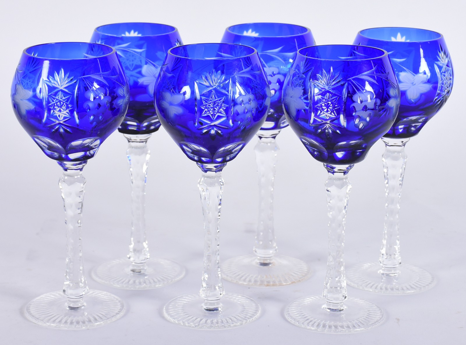 Seis taças para vinho de cristal doublé azul lapidado, pés altos... - foto 1 de 3
