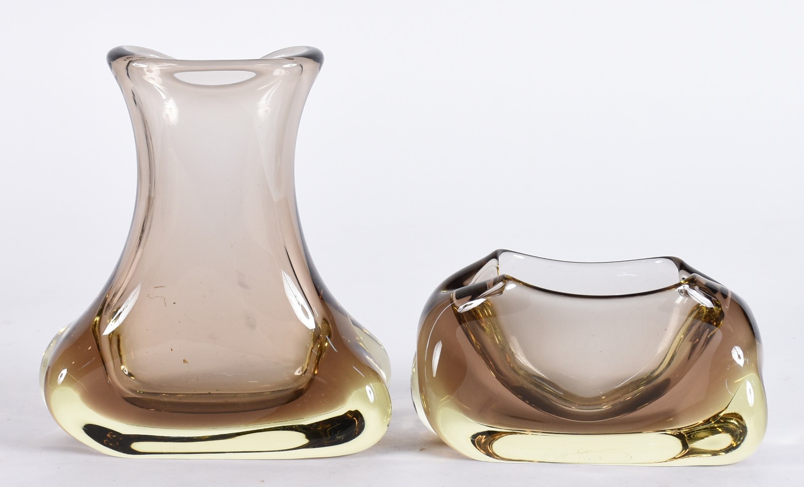 Duas peças de vidro decorativo na cor âmbar, sendo: vaso e pequeno... - foto 1 de 4