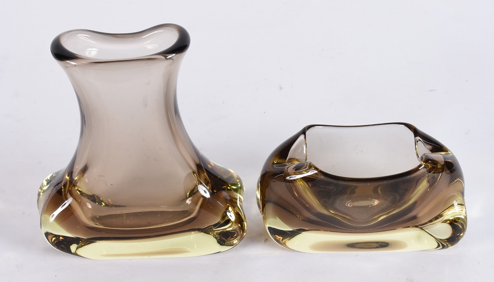 Duas peças de vidro decorativo na cor âmbar, sendo: vaso e pequeno... - foto 2 de 4