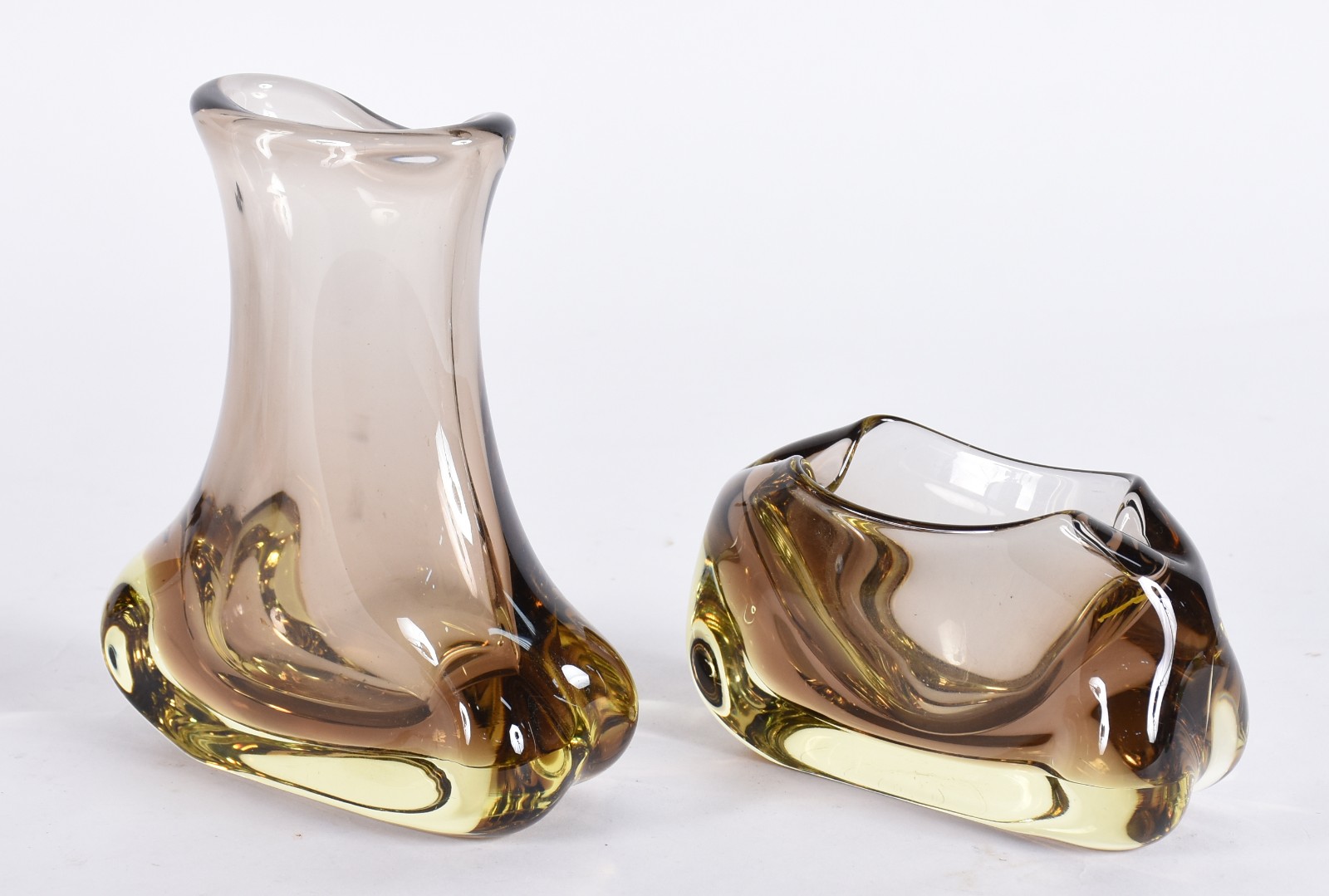 Duas peças de vidro decorativo na cor âmbar, sendo: vaso e pequeno... - foto 3 de 4