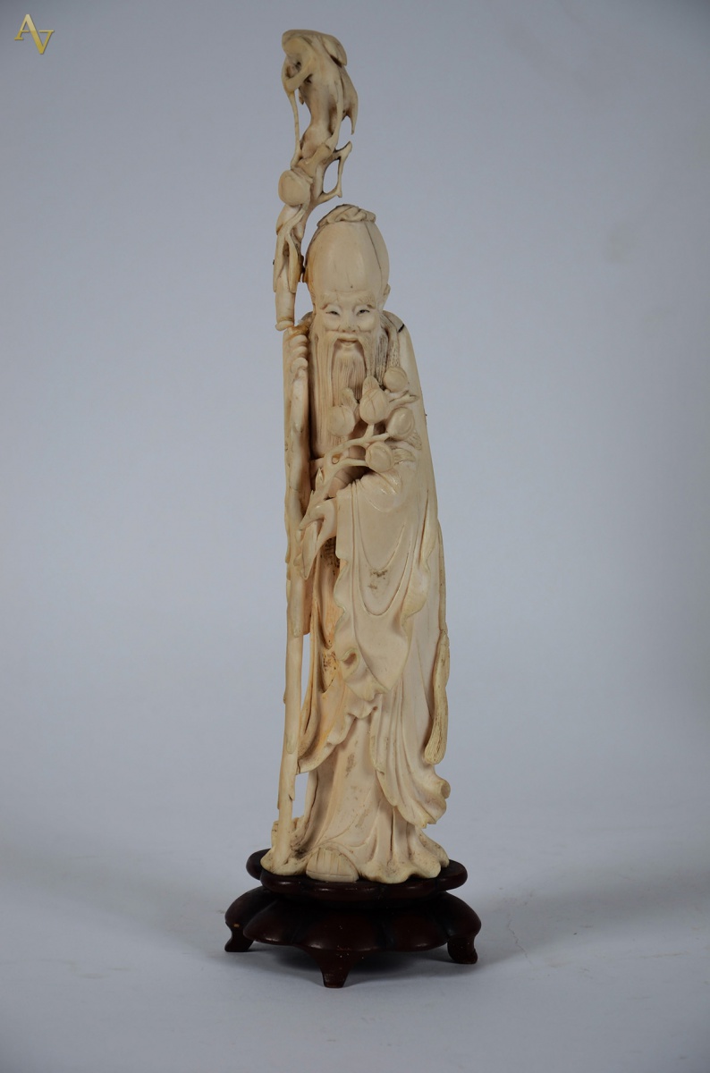 Estatueta em marfim rep. figura de sábio com cajado (pequenos...
