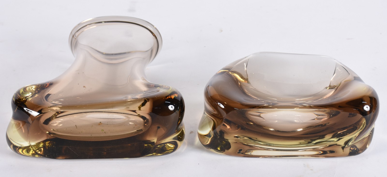 Duas peças de vidro decorativo na cor âmbar, sendo: vaso e pequeno... - foto 4 de 4