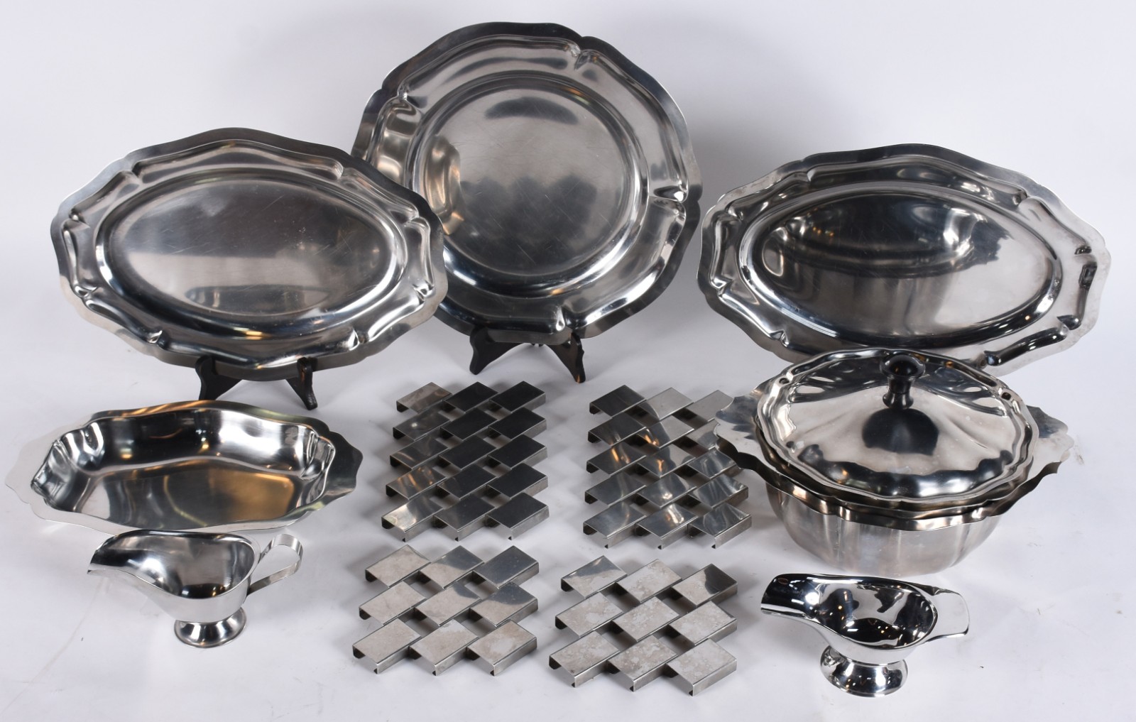 Baixela de jantar de inox composto de: sopeira, 2 travessas ovais... - foto 1 de 5