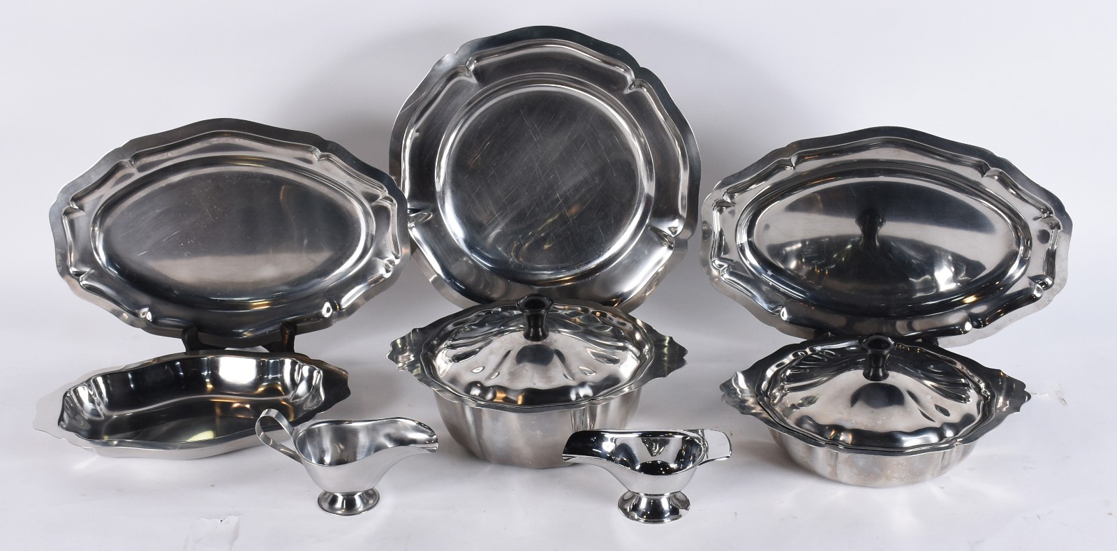 Baixela de jantar de inox composto de: sopeira, 2 travessas ovais... - foto 2 de 5