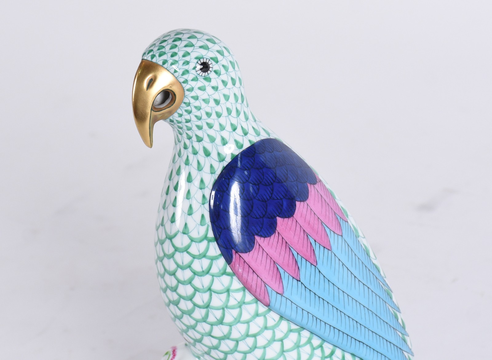 Estatueta de porcelana representando papagaio em policromia. - foto 2 de 6