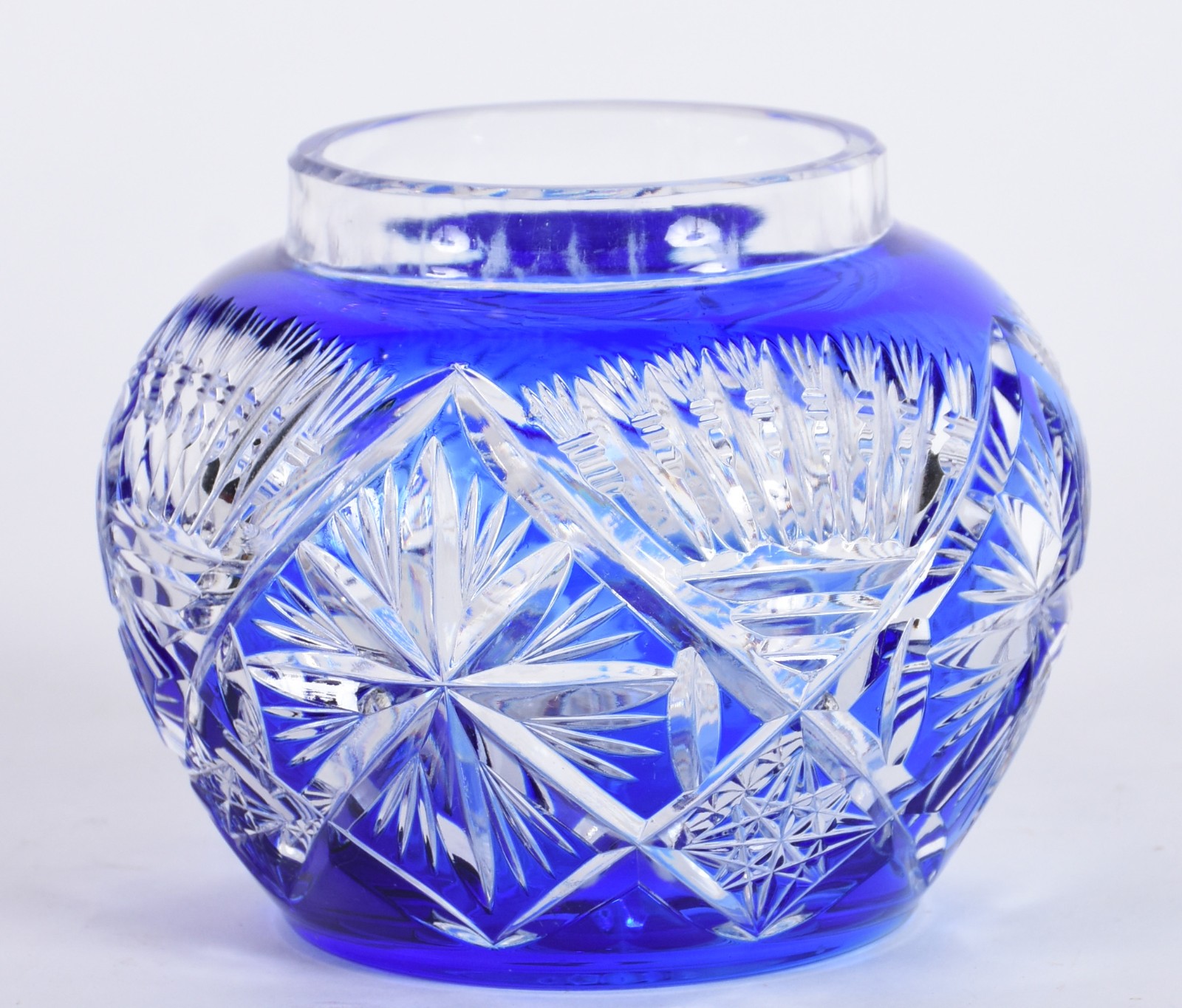 Vaso de cristal doublé azul lapidado, feitio redondo, base estrelada. - foto 1 de 3