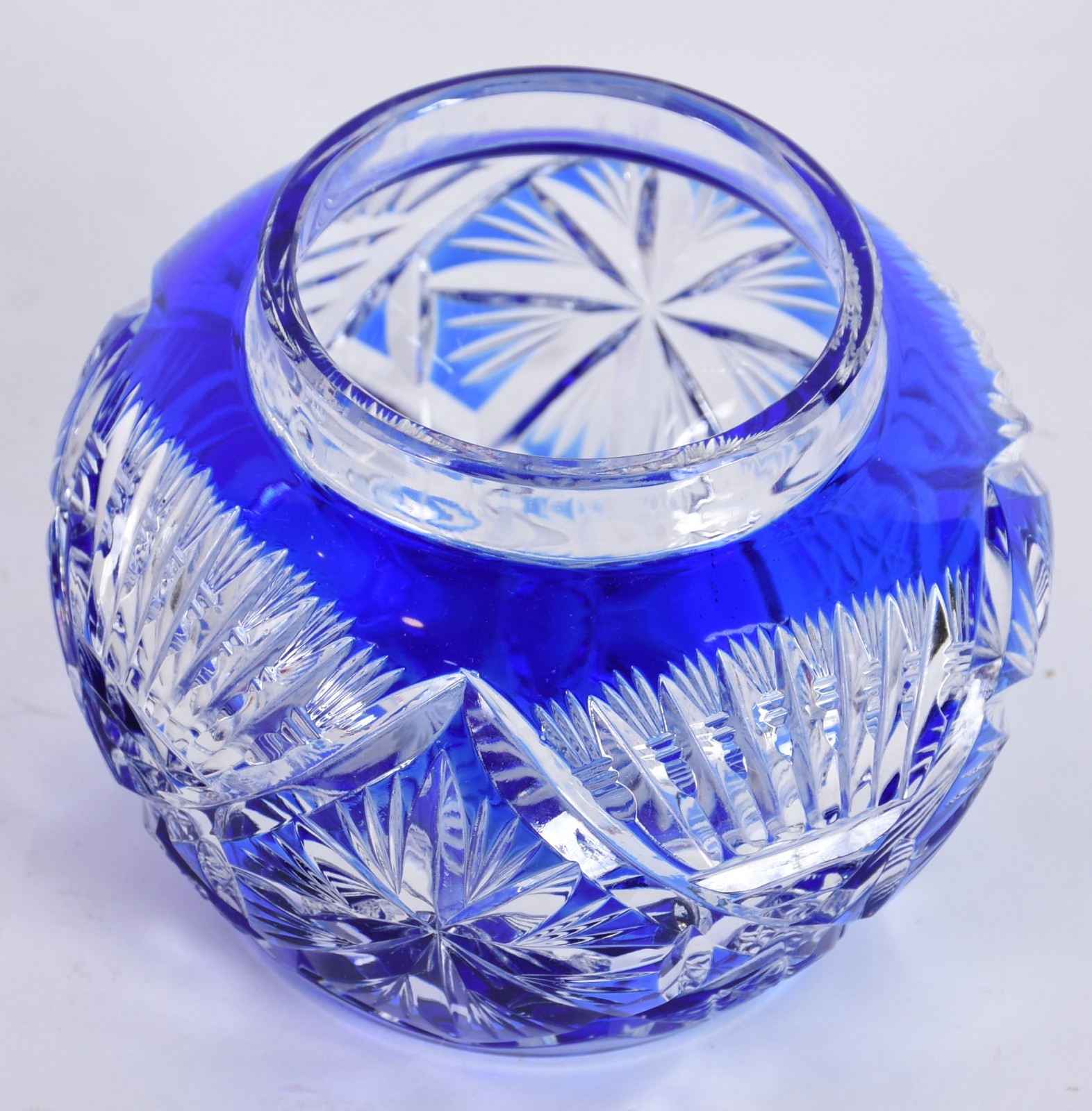 Vaso de cristal doublé azul lapidado, feitio redondo, base estrelada. - foto 2 de 3