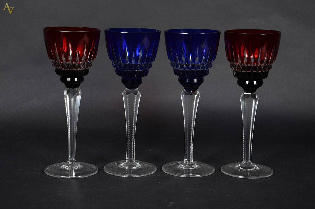 Oito cálices de pé alto para vinho de cristal lapidado doublé rubi e...