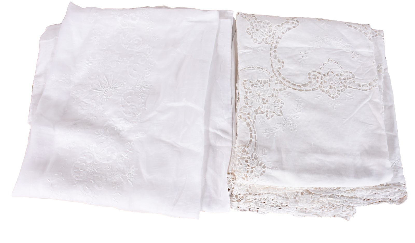 Duas toalhas de mesa brancas, sendo uma de organza e outra de linho... - foto 1 de 7