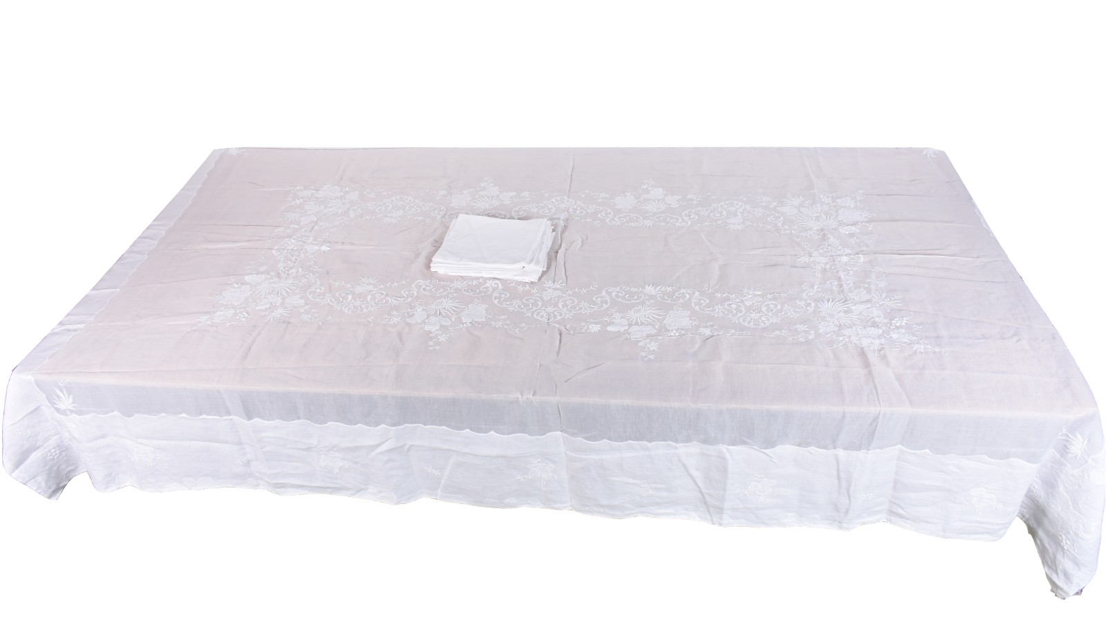 Duas toalhas de mesa brancas, sendo uma de organza e outra de linho... - foto 2 de 7