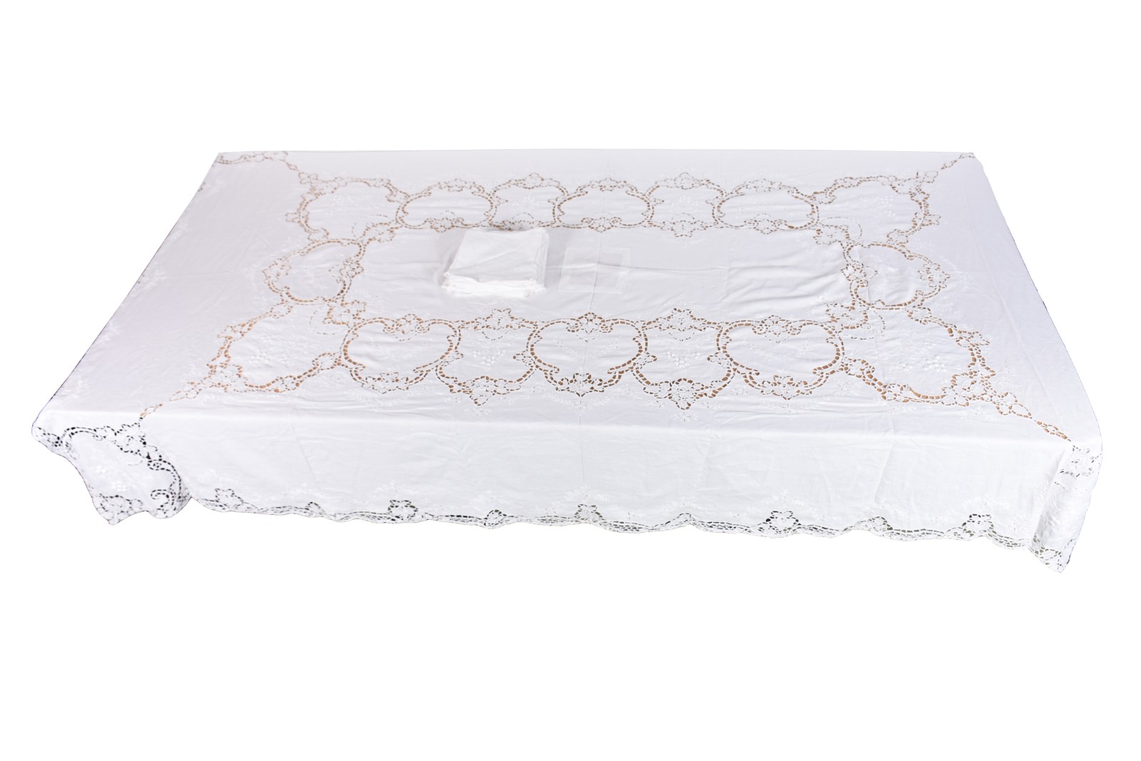 Duas toalhas de mesa brancas, sendo uma de organza e outra de linho... - foto 3 de 7