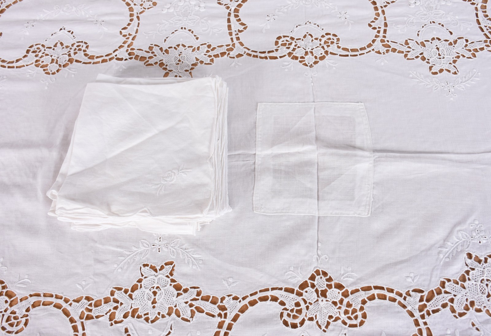Duas toalhas de mesa brancas, sendo uma de organza e outra de linho... - foto 4 de 7