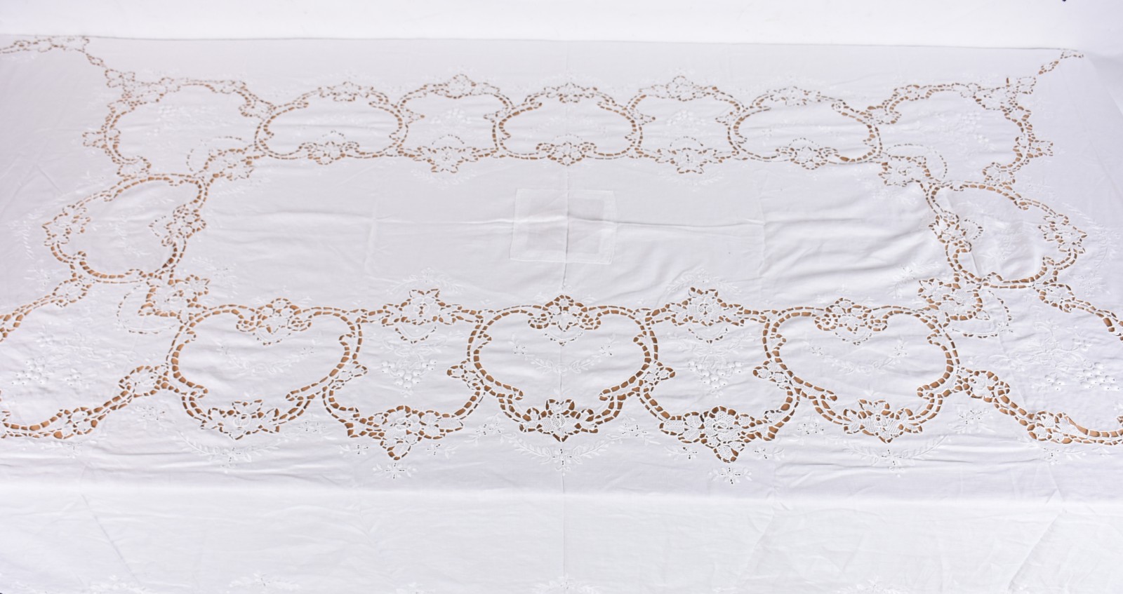 Duas toalhas de mesa brancas, sendo uma de organza e outra de linho... - foto 5 de 7