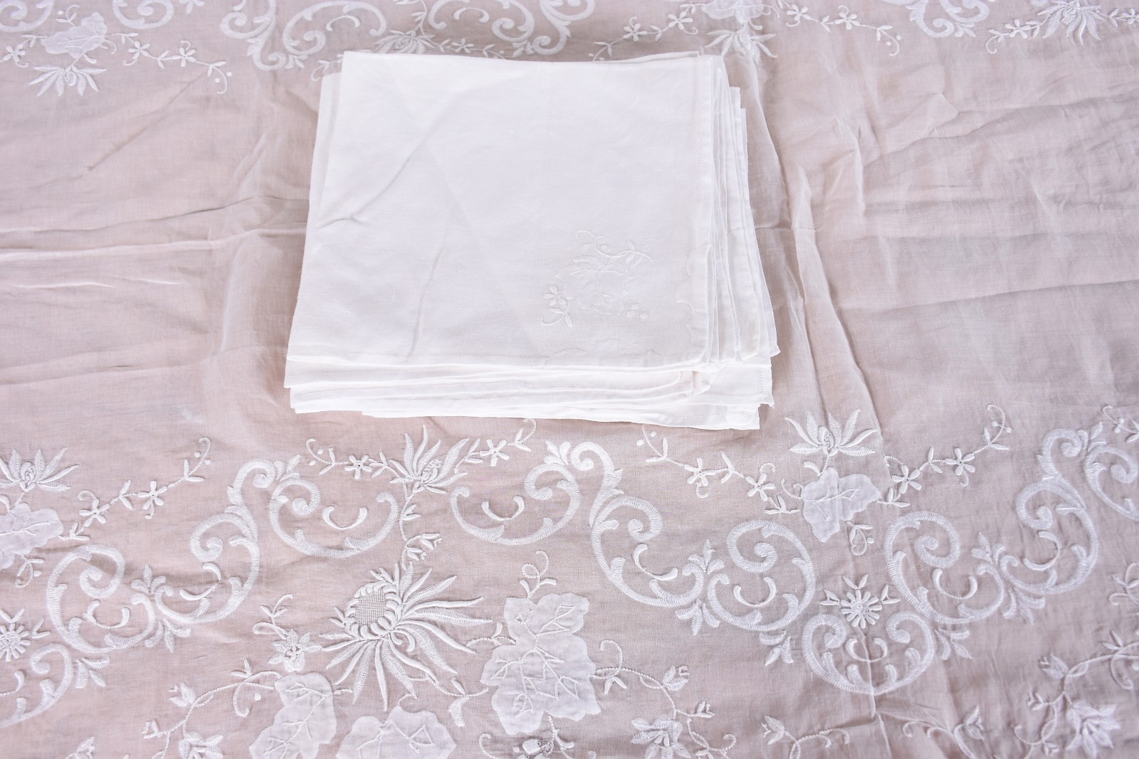 Duas toalhas de mesa brancas, sendo uma de organza e outra de linho... - foto 6 de 7