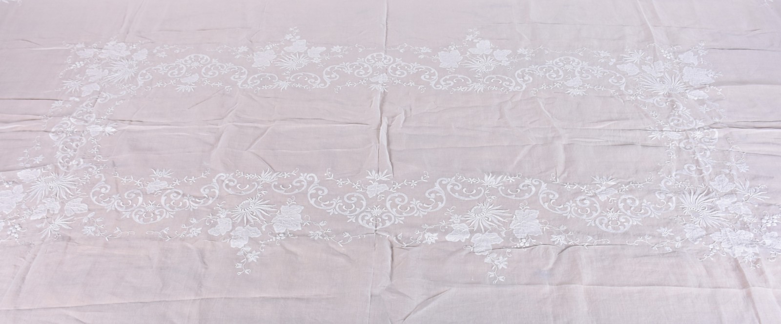Duas toalhas de mesa brancas, sendo uma de organza e outra de linho... - foto 7 de 7