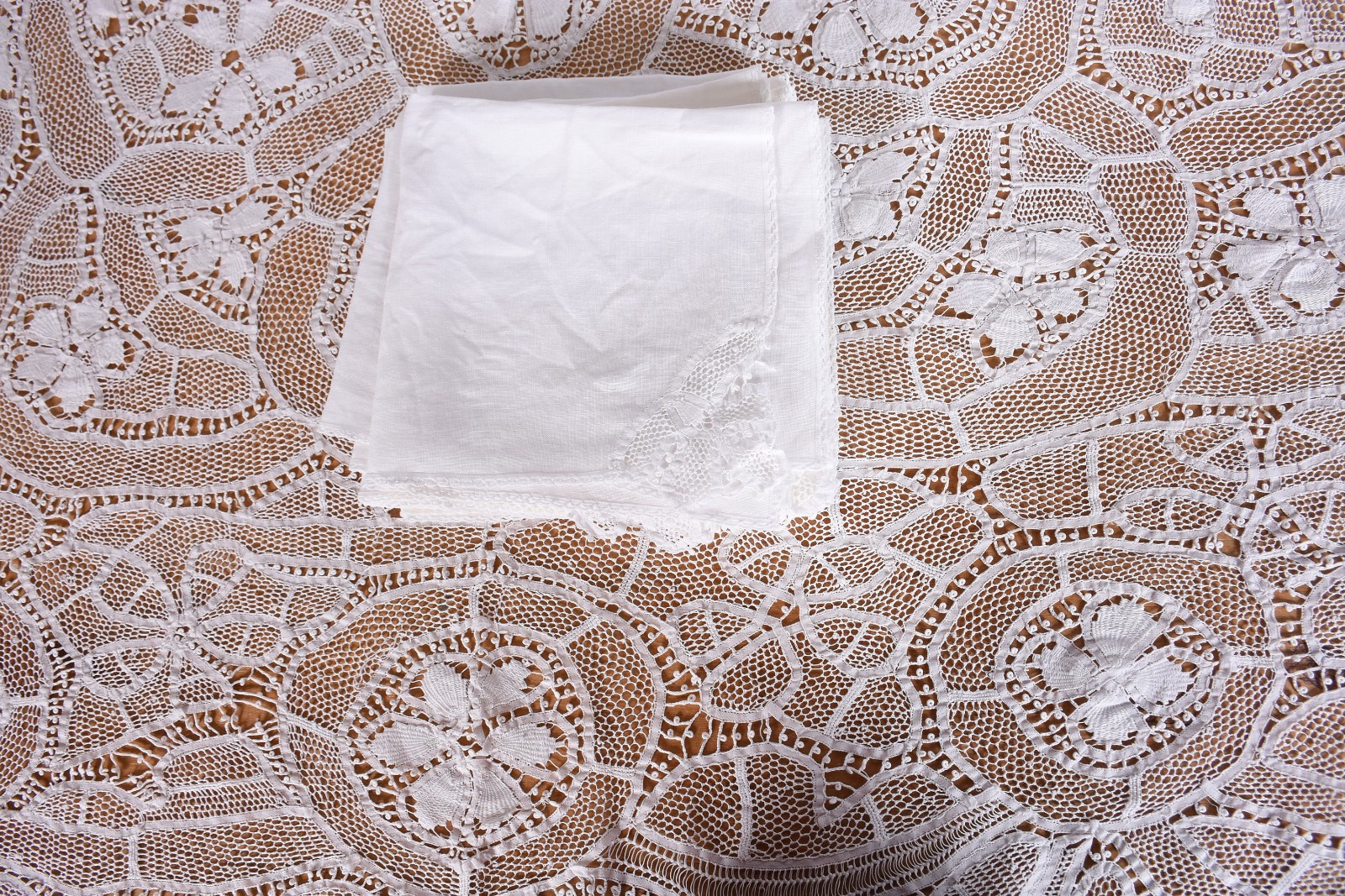 Toalha de mesa de renda branca renascença. Acompanham 12 guardanapos... - foto 3 de 3