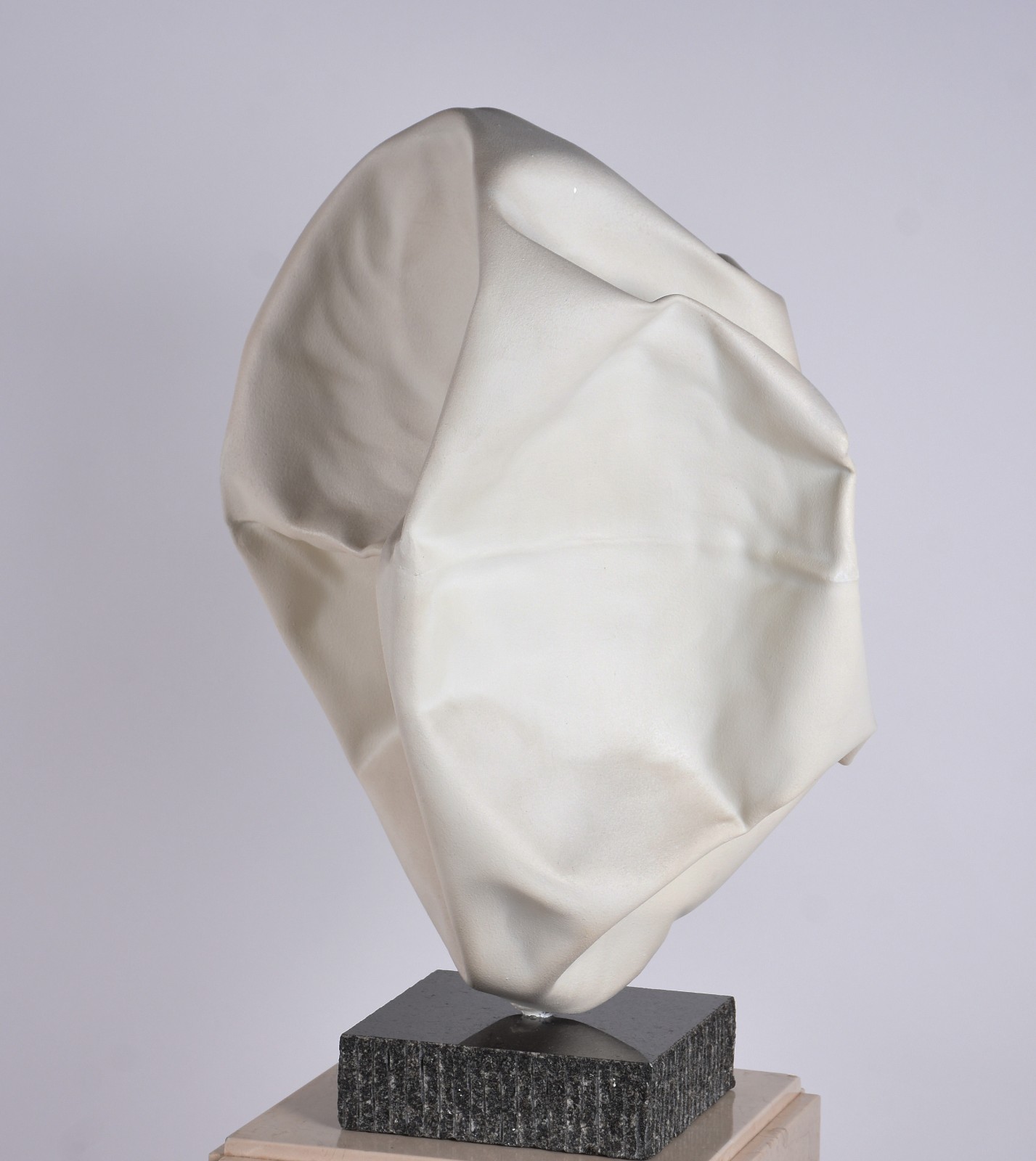 Escultura de resina, Assinada e datada 1999. Acompanha coluna de... - foto 4 de 7