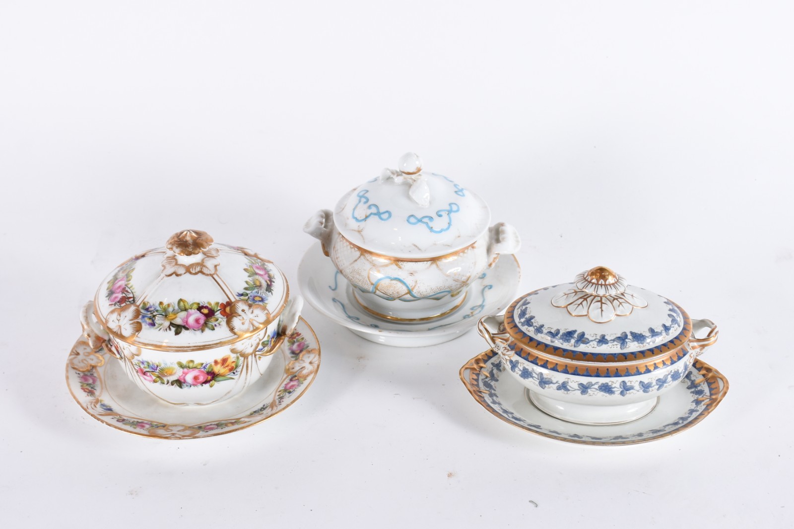 Três pequenas sopeiras de porcelana com presentoir, diversas... - foto 1 de 5