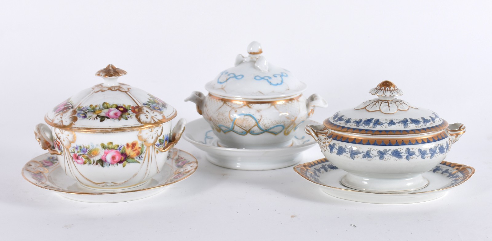 Três pequenas sopeiras de porcelana com presentoir, diversas... - foto 2 de 5