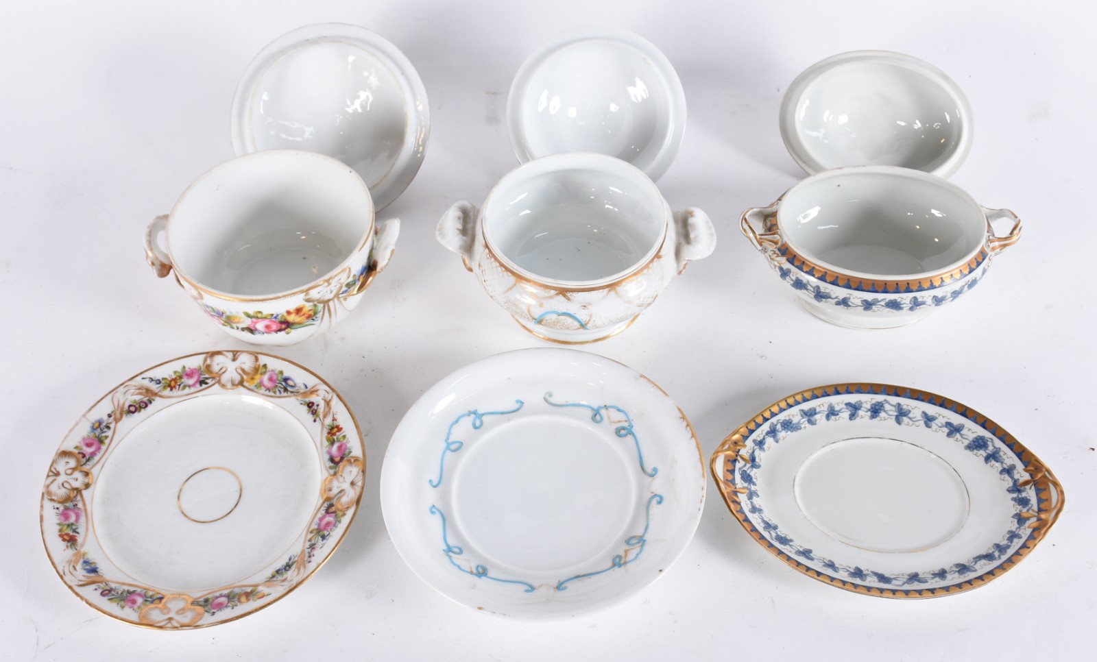 Três pequenas sopeiras de porcelana com presentoir, diversas... - foto 3 de 5