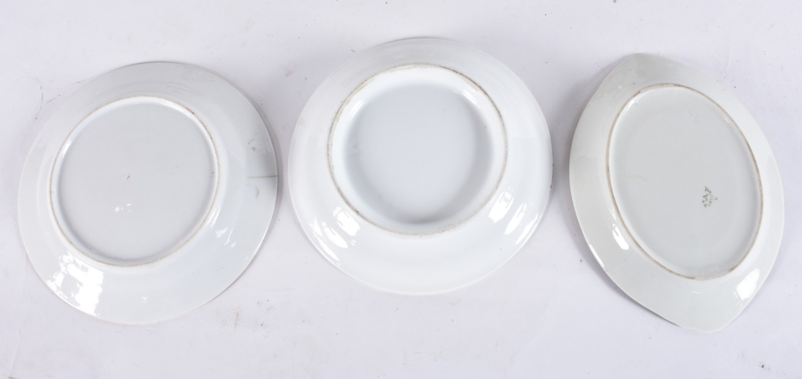 Três pequenas sopeiras de porcelana com presentoir, diversas... - foto 4 de 5