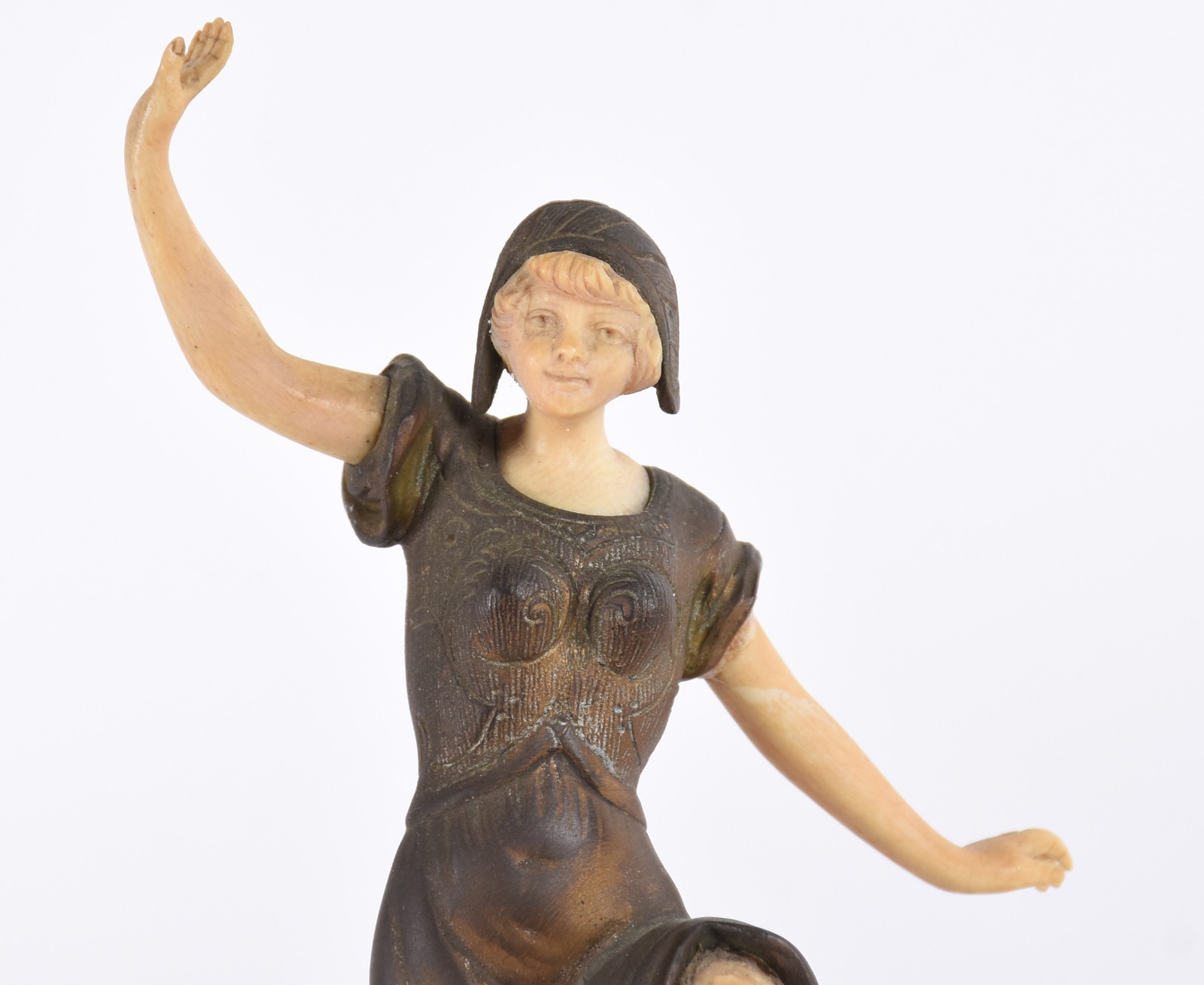 Escultura de bronze e marfim, representando dançarina. Assinado... - foto 2 de 5