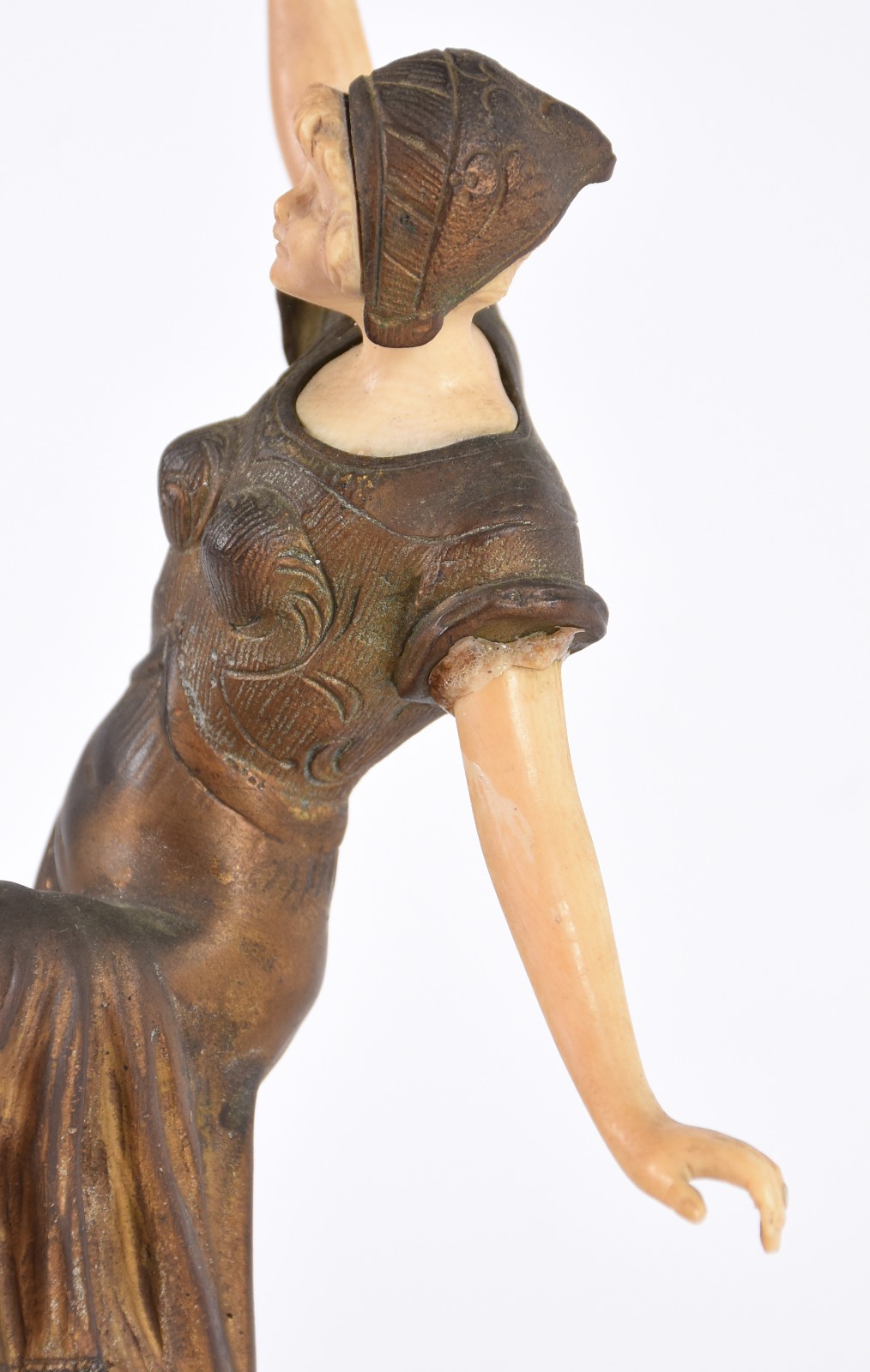 Escultura de bronze e marfim, representando dançarina. Assinado... - foto 3 de 5