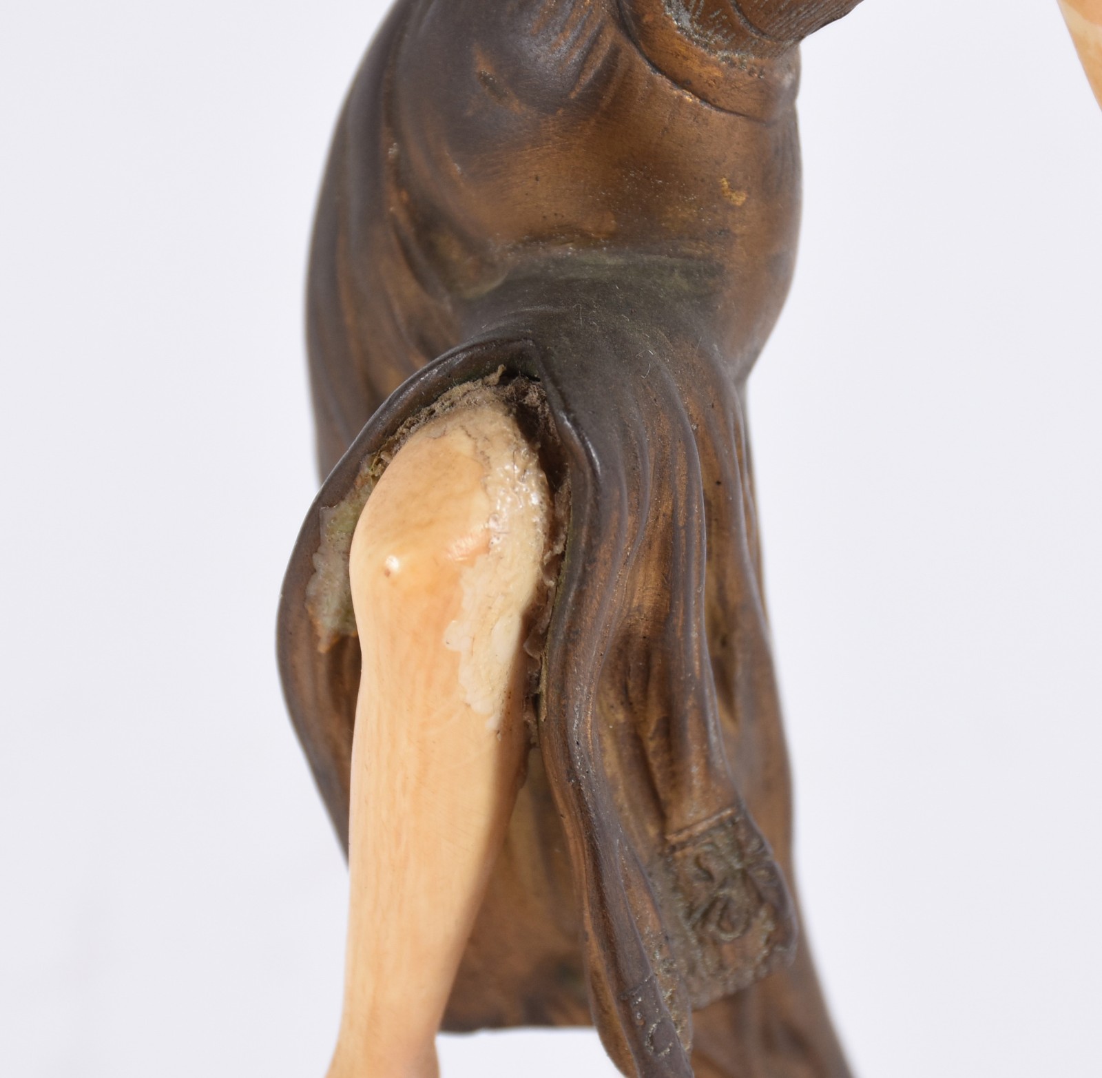 Escultura de bronze e marfim, representando dançarina. Assinado... - foto 4 de 5